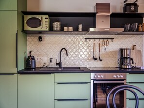 Kühlschrank, Mikrowelle, Ofen, Herdplatte