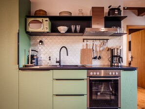 Réfrigérateur, micro-ondes, four, plaque de cuisson