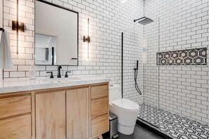 Dusche, Haartrockner, Handtücher, Shampoo