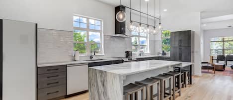 Refrigerador, microondas, horno, placa de cocina