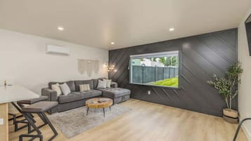 Una Smart TV, una oficina