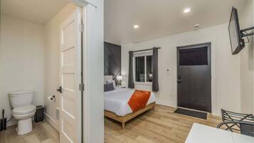 1 bedroom, desk, free WiFi, bed sheets