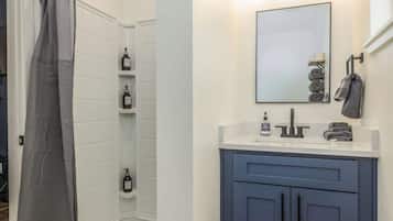 Douche, sĂšche-cheveux, serviettes fournies