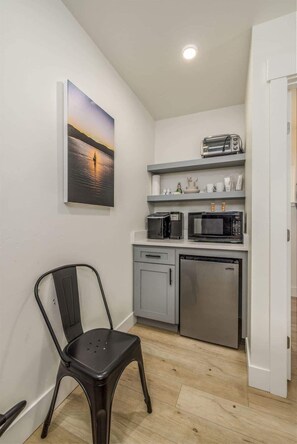 Microondas, cafetera y tetera y máquina de hielo 