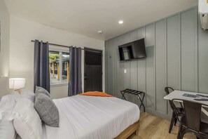 1 bedroom, desk, free WiFi, bed sheets - Pet Friendly Studio #8- Next To Food Pavilion (Coeur d'Alene)