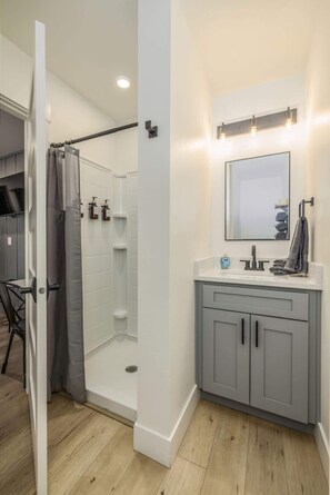 Shower, hair dryer, towels - Pet Friendly Studio #8- Next To Food Pavilion (Coeur d'Alene)