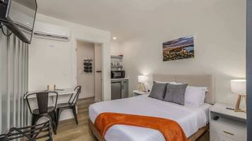 1 bedroom, desk, free WiFi, bed sheets