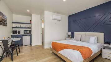 1 bedroom, desk, free WiFi, bed sheets