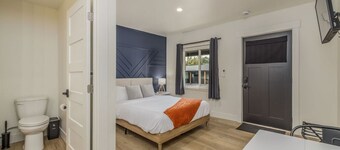 The Flats - Suite 3 - Queen Bed - Downtown CDA!