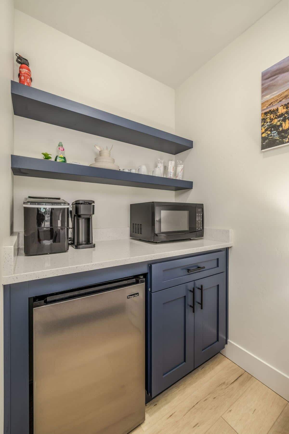 Mikrowelle, Wasserkocher mit Kaffee-/Teezubehör