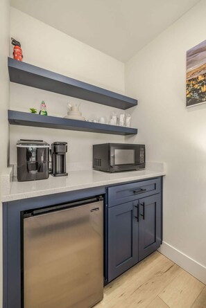 Mikrobølgeovn, kaffetrakter/tekoker, kjøkkenutstyr og ismaskin