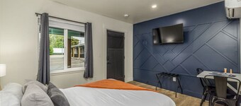 The Flats - Suite 9 - Queen Bed - Downtown CDA!