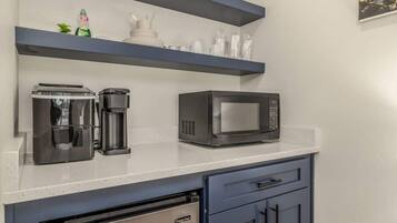 Mikrobølgeovn, kaffetrakter/tekoker og kjøkkenutstyr