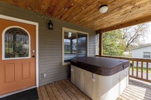 Terrace/patio - The Family Cabin: 4BR/2BA w Fire Pit (Fayetteville)