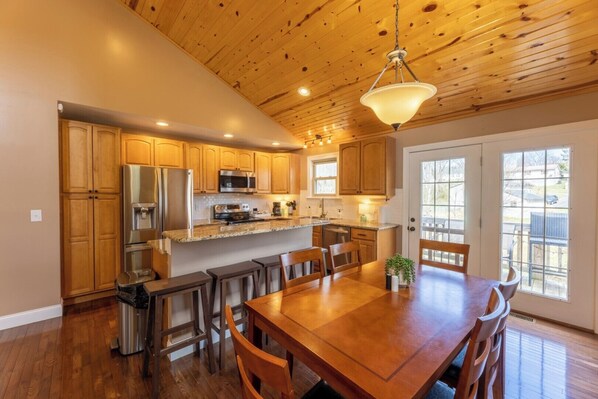 Dining - The Family Cabin: 4BR/2BA w Fire Pit (Fayetteville)