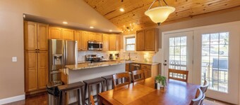 Family Cabin l Hot Tub + Fire Pit l Walk to Downtown