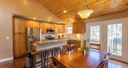 Family Cabin l Hot Tub + Fire Pit l Walk to Downtown