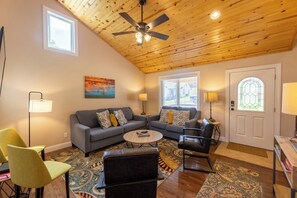 Smart TV, foosball - The Family Cabin: 4BR/2BA w Fire Pit (Fayetteville)