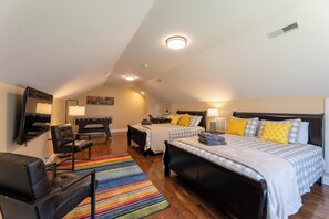 4 bedrooms, desk, iron/ironing board, travel crib - The Family Cabin: 4BR/2BA w Fire Pit (Fayetteville)