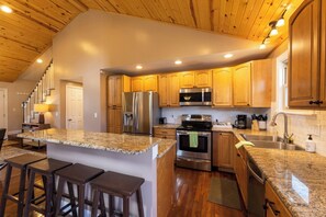 Fridge, microwave, oven, stovetop - The Family Cabin: 4BR/2BA w Fire Pit (Fayetteville)