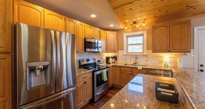 The Family Cabin: 4BR/2BA w Fire Pit