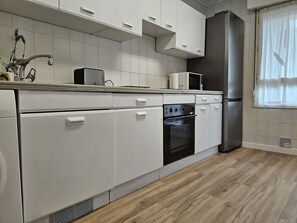 Kjøleskap, mikrobølgeovn, ovn og kaffetrakter/tekoker