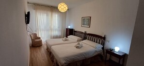 3 soverom, strykejern/-brett og sengetøy