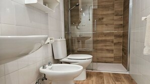 Douche, sèche-cheveux, serviettes fournies