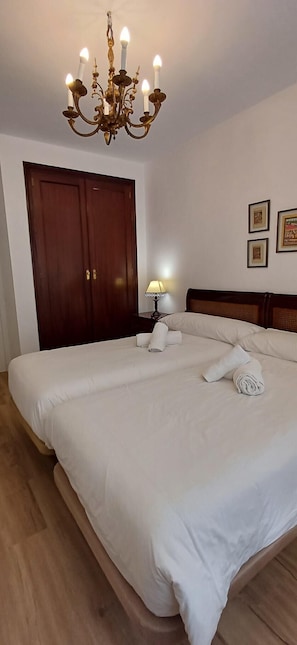 3 bedrooms, iron/ironing board, bed sheets