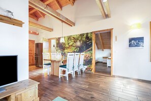 Dining - Apartment 'Blockhaus - Ferienwohnung Sunrise' with Shared Garden (Augustusburg-Erdmannsdorf)