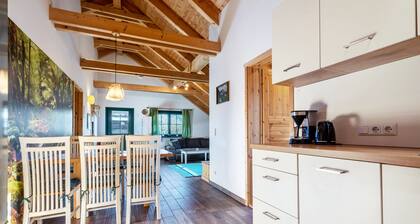 Apartamento 'Blockhaus - Ferienwohnung Sunrise' con jardín compartido, balcón y Wi-Fi