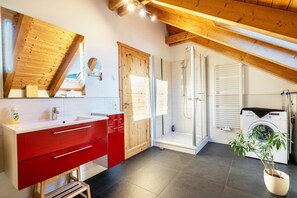 Een douche, een haardroger, handdoeken