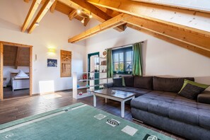 Een televisie en een tafeltennistafel