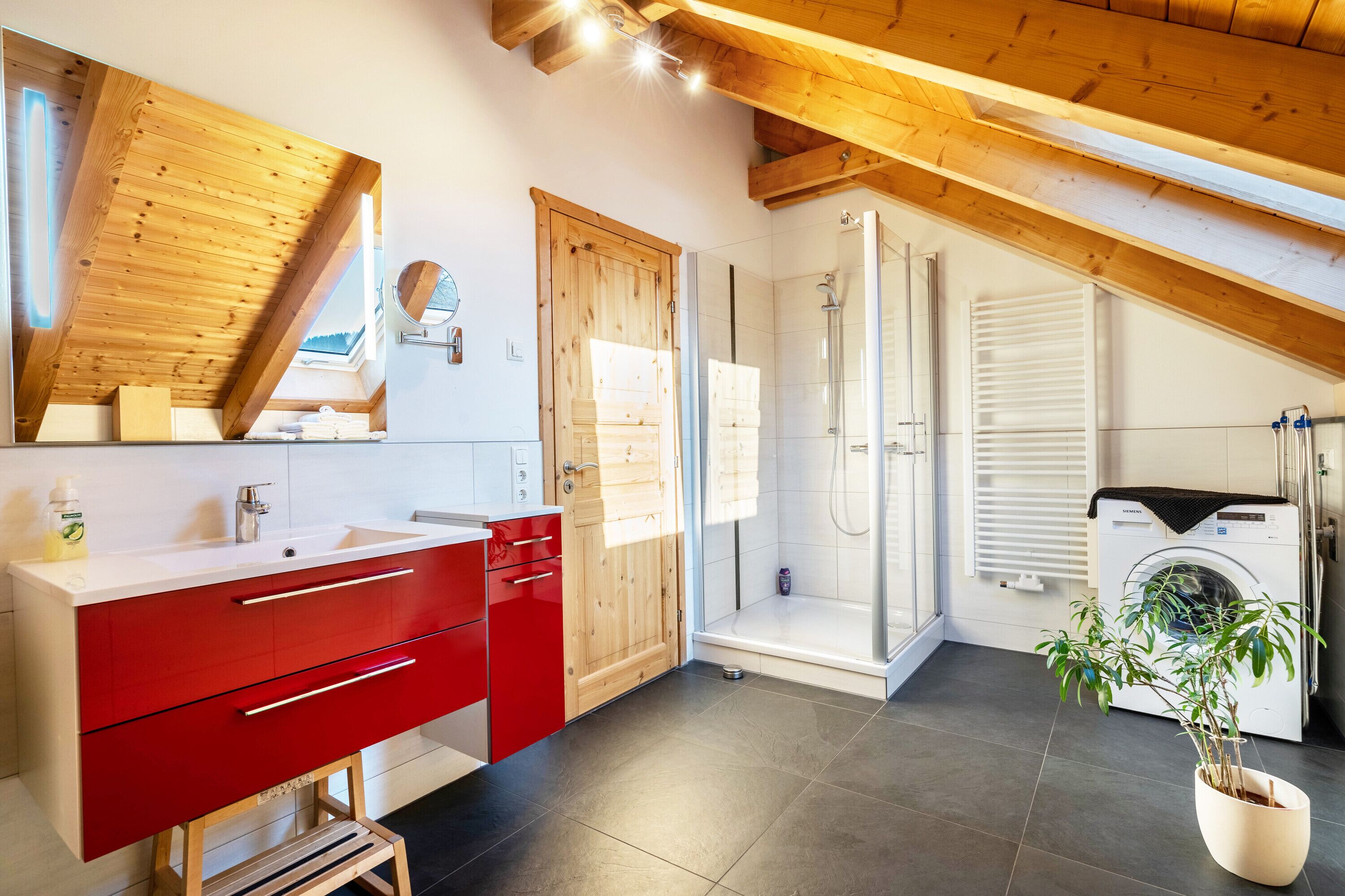 Regadera, secadora de cabello, toallas 