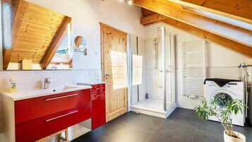 Regadera, secadora de cabello, toallas