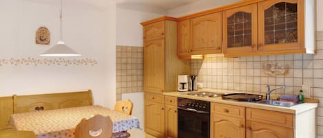 Réfrigérateur, four, plaque de cuisson, cafetière/bouilloire