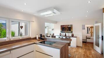 Geladeira, micro-ondas, fogão, cooktop