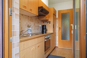 Refrigerador, horno, parrilla de estufa y cafetera y tetera 