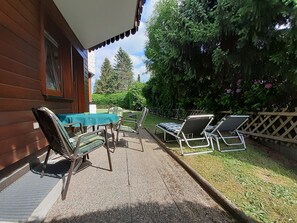 Outdoor dining - Apartment 'Nr 2' with Private Terrace, Private Garden and Wi-Fi (Titisee-Neustadt)