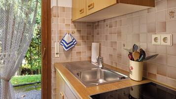 KĂŒhlschrank, Ofen, Herdplatte, Wasserkocher mit Kaffee-/Teezubehör