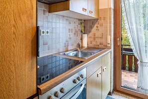 Køleskab, ovn, kogeplade, kaffe-/temaskine