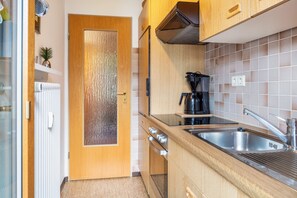 Køleskab, ovn, kogeplade, kaffe-/temaskine