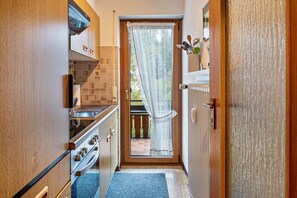 Refrigerador, horno, parrilla de estufa y cafetera y tetera 