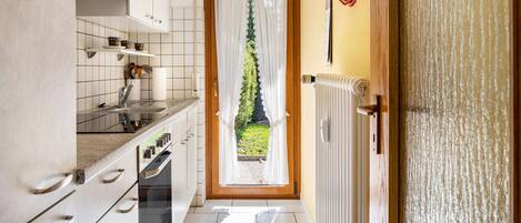 Refrigerador, horno, parrilla de estufa y cafetera y tetera