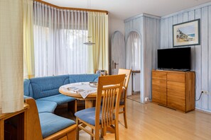 Dining - Apartment 'Nr 4' with Private Terrace, Private Garden and Wi-Fi (Titisee-Neustadt)