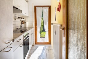 Réfrigérateur, four, plaque de cuisson, cafetière/bouilloire