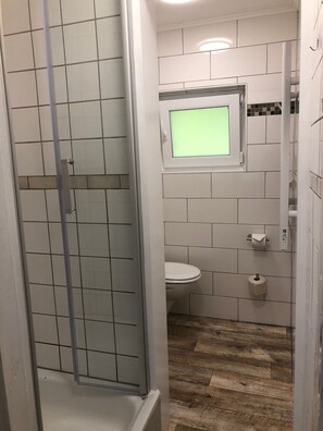 シャワー、ヘアドライヤー、タオル