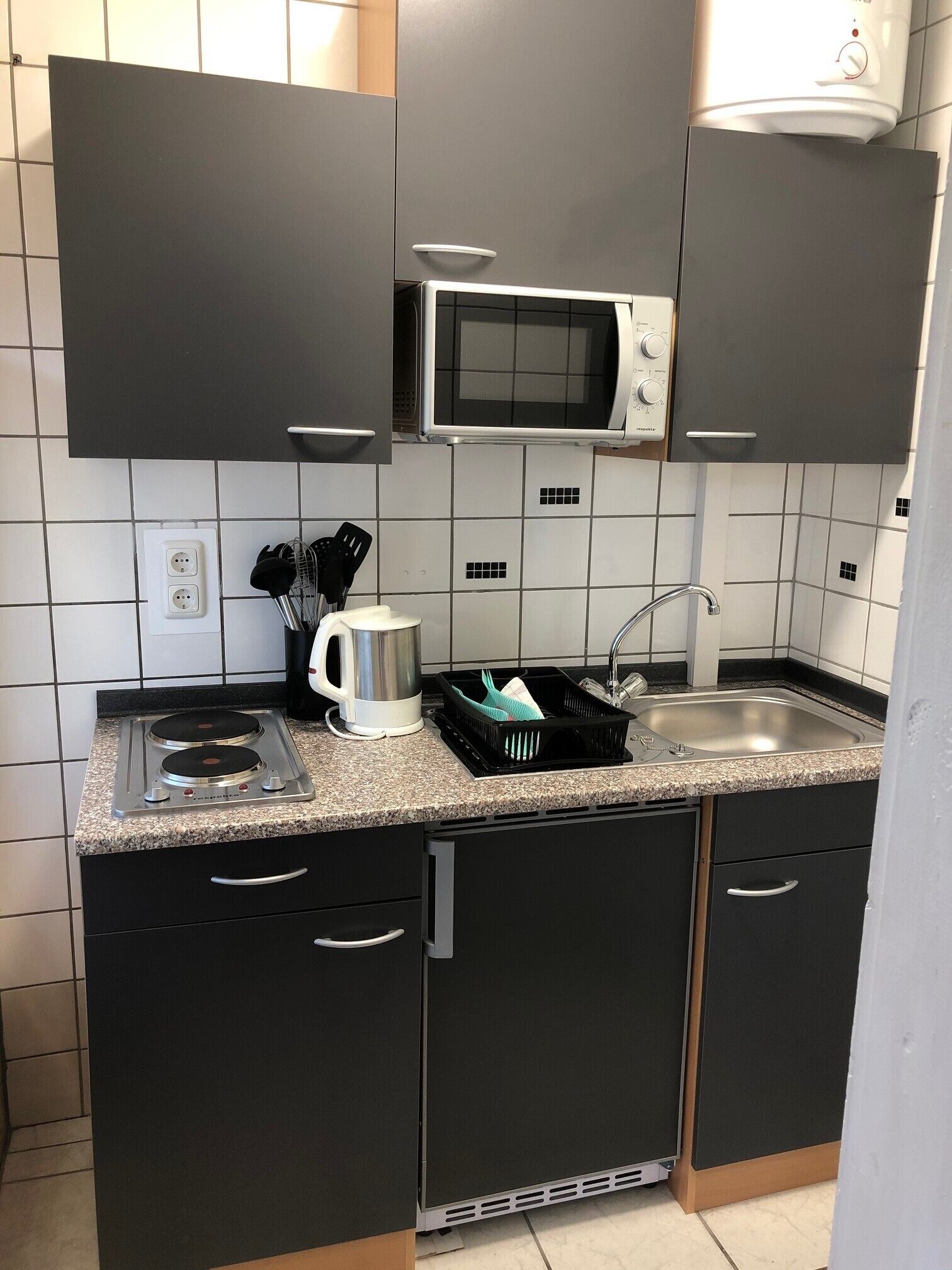 Kühlschrank, Herdplatte, Wasserkocher mit Kaffee-/Teezubehör