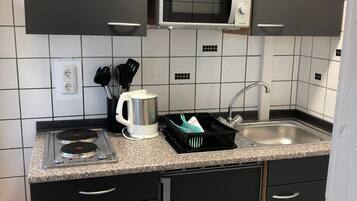 Kühlschrank, Herdplatte, Wasserkocher mit Kaffee-/Teezubehör