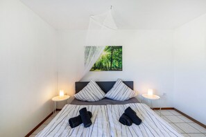 2 bedrooms, iron/ironing board, free WiFi, bed sheets - Holiday Home 'Ferienhaus Am See' with Lake View, Private Terrace and Wi-Fi (Wachtendonk)